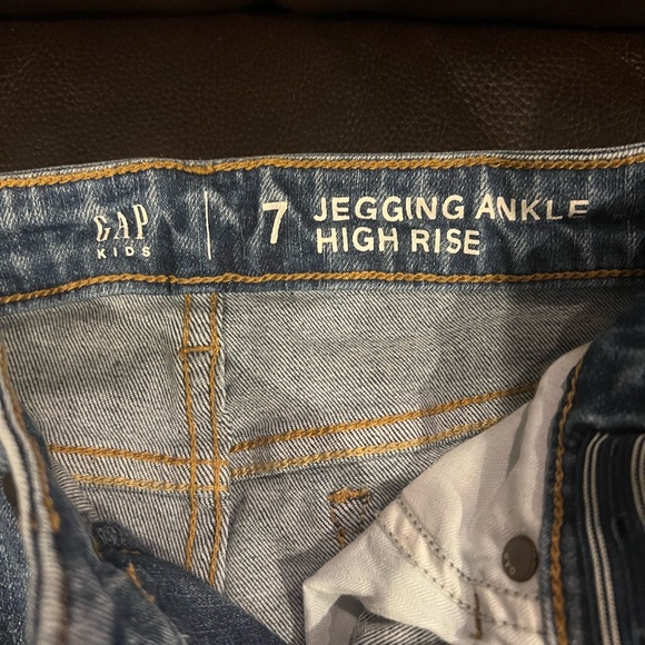 High-Rise Skinny Ankle Jeggings and blue cotton T with embroidered stars. - Picture 2 of 13